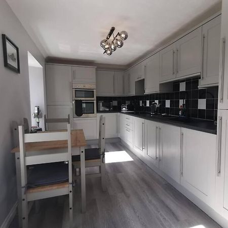 B'Dazzled Flat, Castletown Apartment Thurso Bagian luar foto