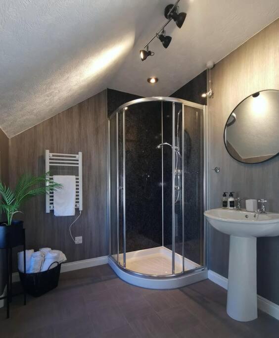 B'Dazzled Flat, Castletown Apartment Thurso Bagian luar foto