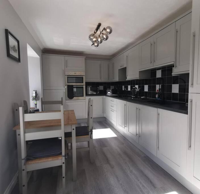 B'Dazzled Flat, Castletown Apartment Thurso Bagian luar foto